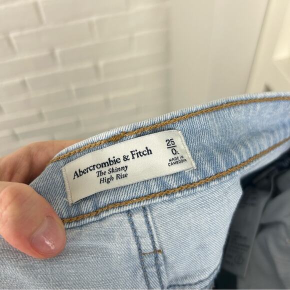 Abercrombie & Fitch The Skinny High Rise Light Wash Distressed Jeans Size 25 - Picture 2 of 10